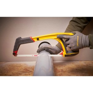 Stanley Fatmax Metallsäge in Aktion: Schneiden eines Rohrs. Multifunktionssäge mit gelbem Griff.