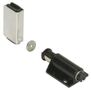 Hettich Druckmagnetschnäpper für Glastür, schwarz, mit Gegenplatte und Klemmplatte.