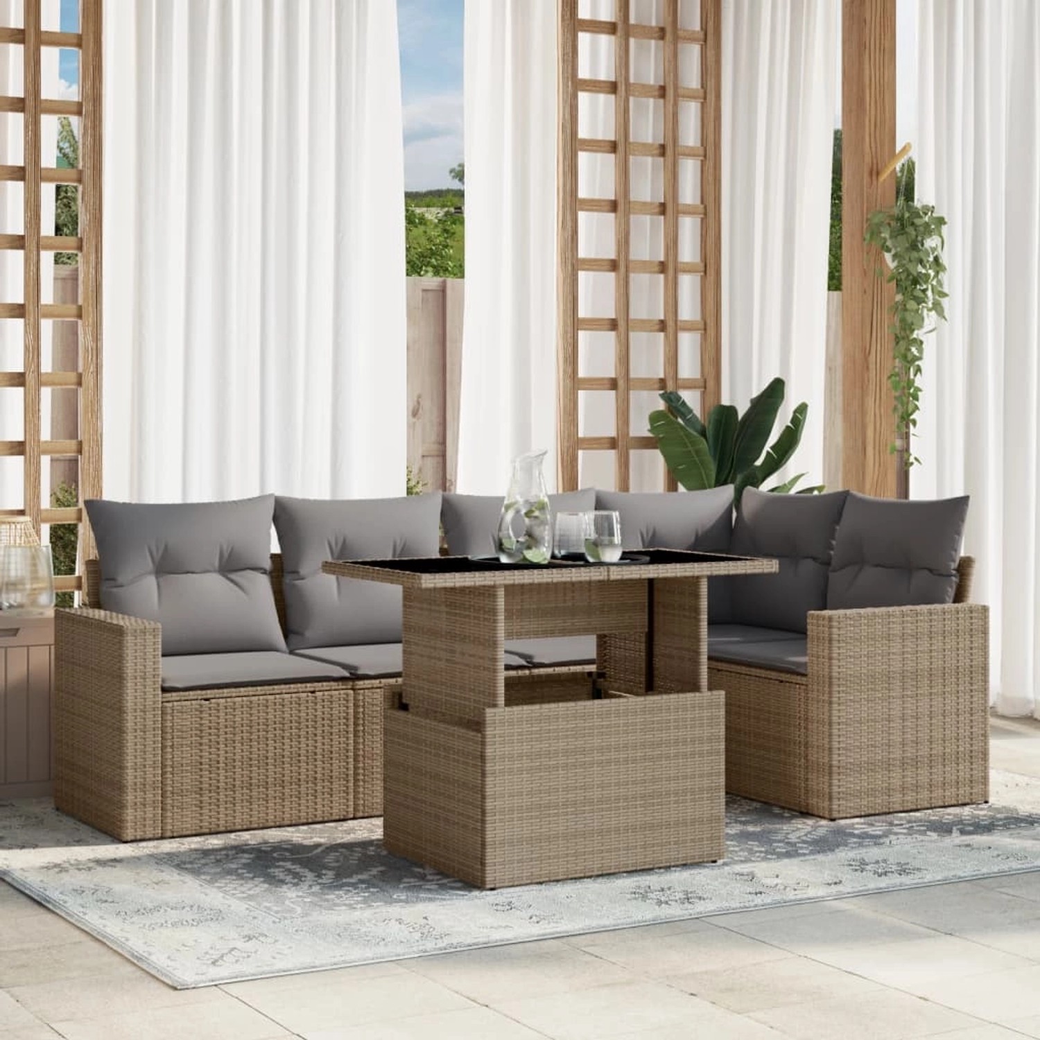 Beige 6-tlg. Rattan Garten-Sofagarnitur mit Tisch und grauen Kissen.