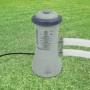 Intex Krystal Clear Kartuschenfilteranlage C1000 mit Schläuchen auf Rasen.