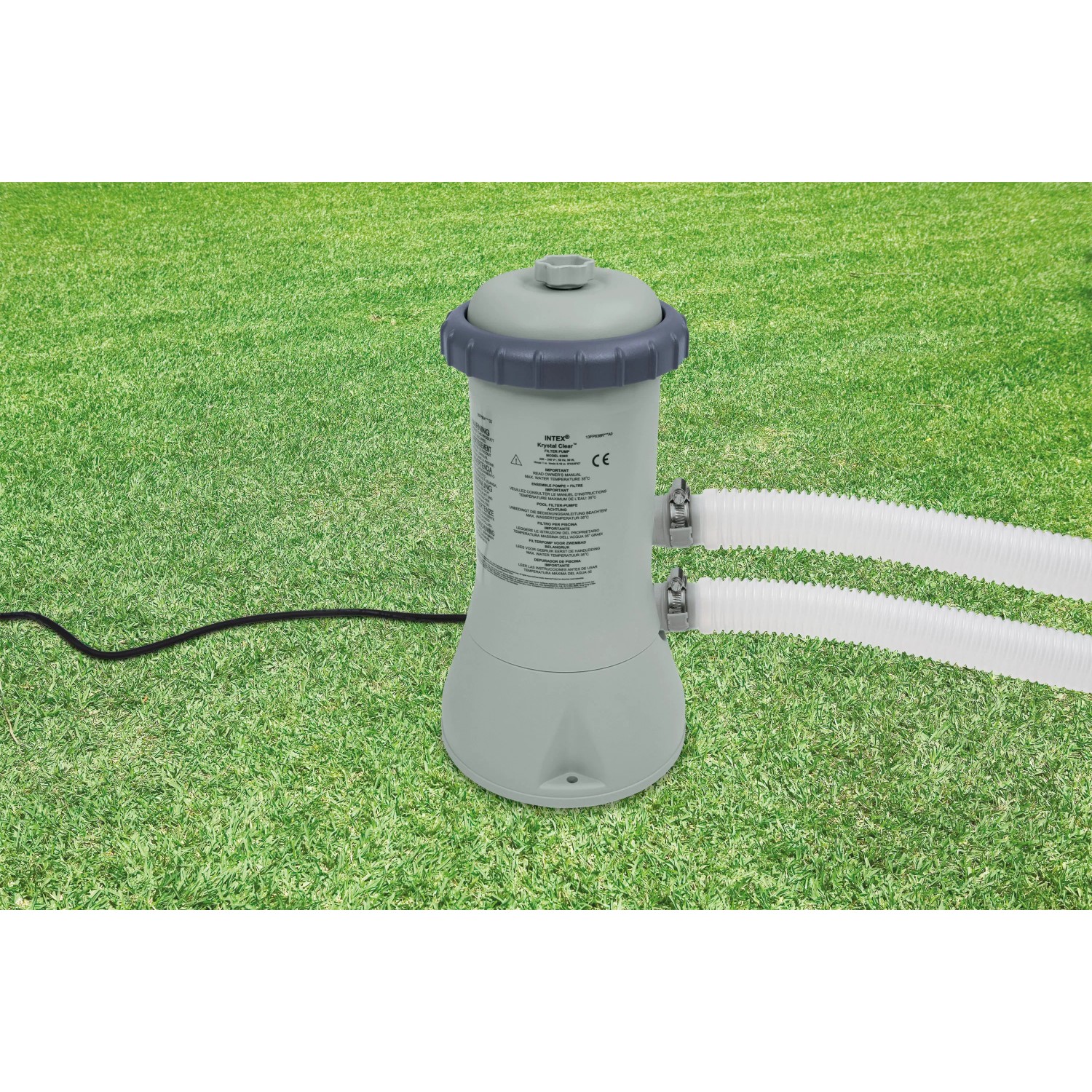 Intex Krystal Clear Kartuschenfilteranlage C1000 mit Schläuchen auf Rasen.
