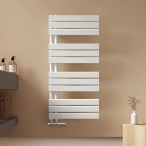 Weißer Emke Badheizkörper 100x50cm, flacher Handtuchwärmer im modernen Badezimmer. Vertikaler Stahlheizkörper.