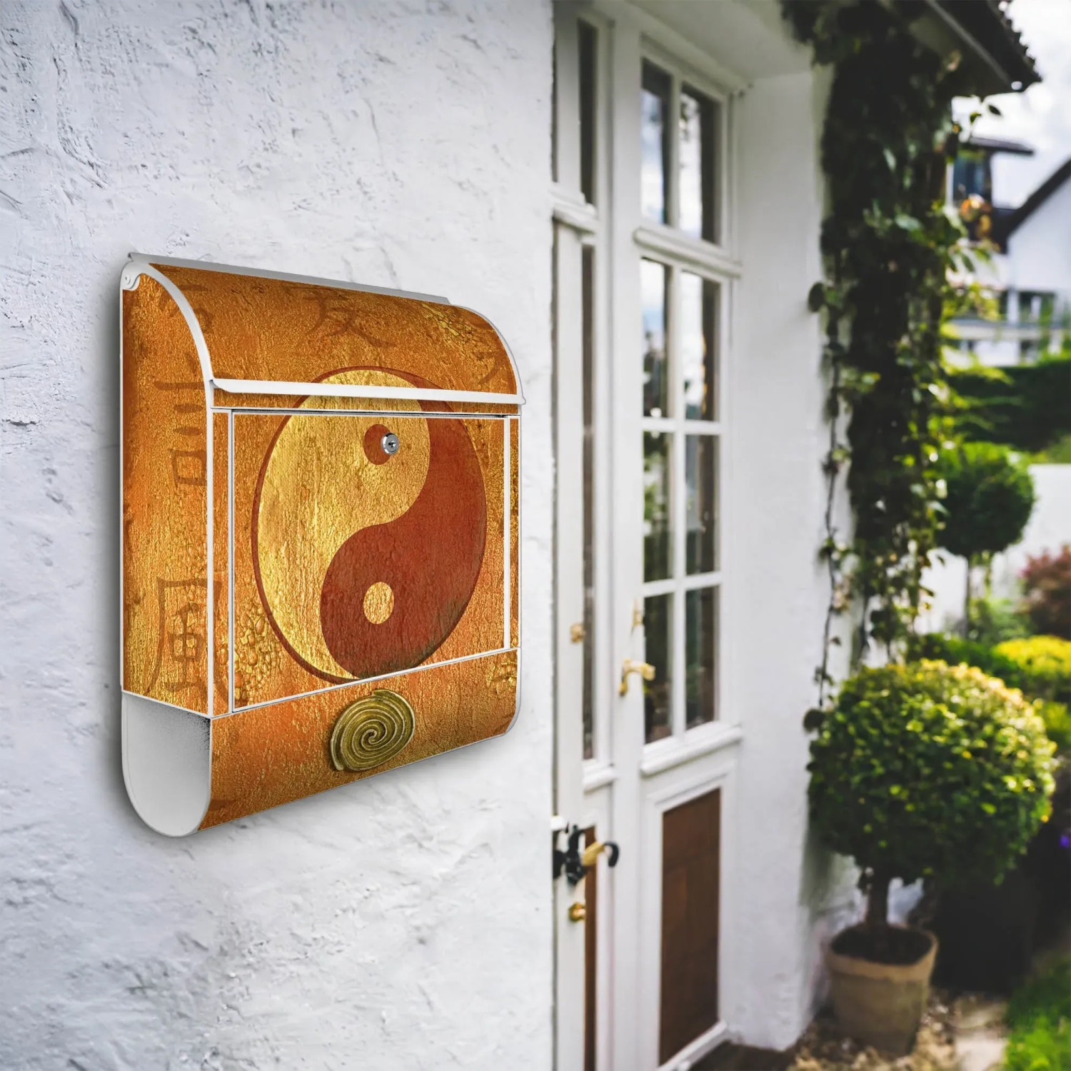 Weißer Design Briefkasten mit Yin Yang Motiv und Zeitungsfach. Wandmontage möglich.