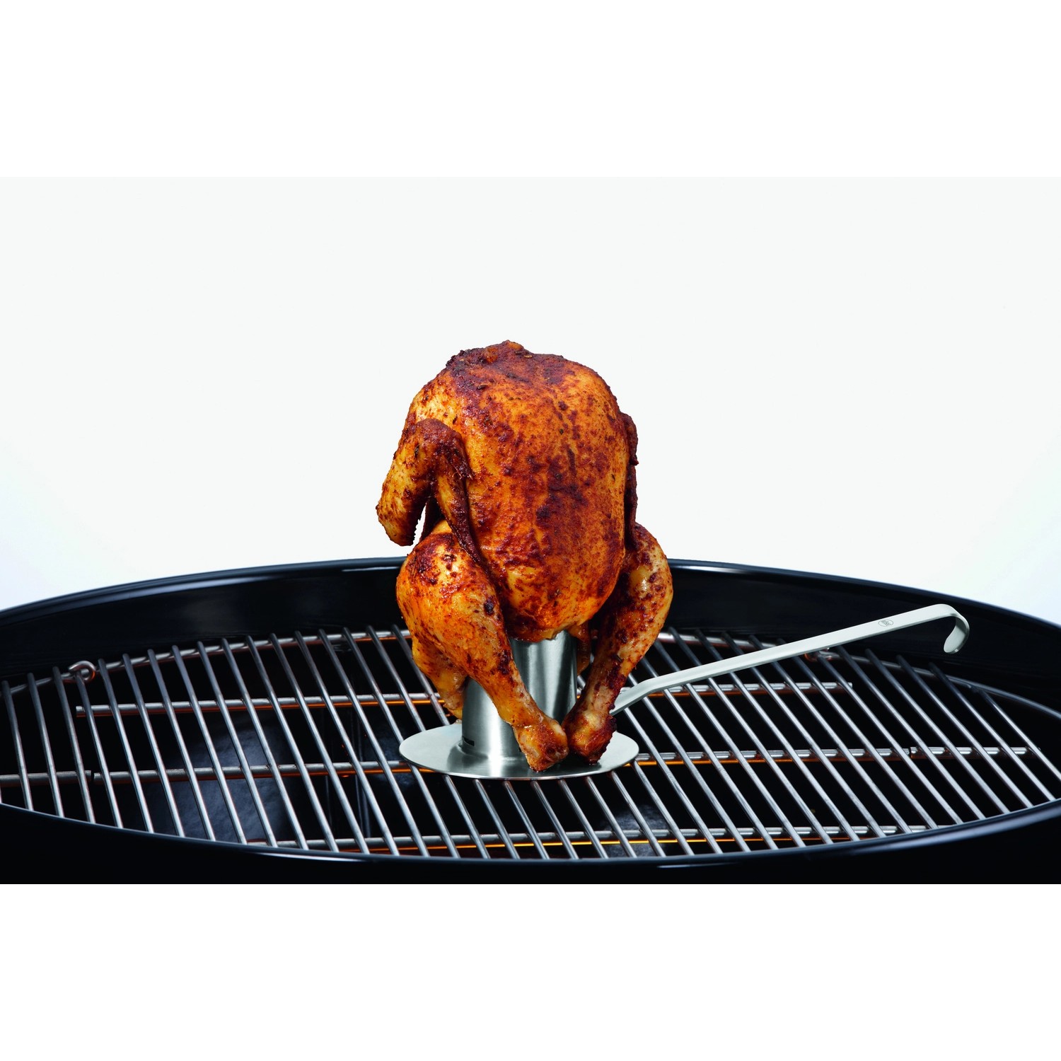 Rösle Hähnchenbräter aus Edelstahl mit gegrilltem Hähnchen auf einem Grillrost.