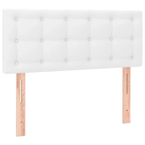 Weißes Boxspringbett Kopfteil mit Knöpfen und Holzfüßen.