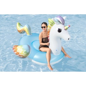 Bestway Schwimmtier Einhorn 224x164 cm mit Frau im Wasser.