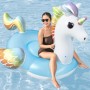 Bestway Schwimmtier Einhorn 224x164 cm mit Frau im Wasser.