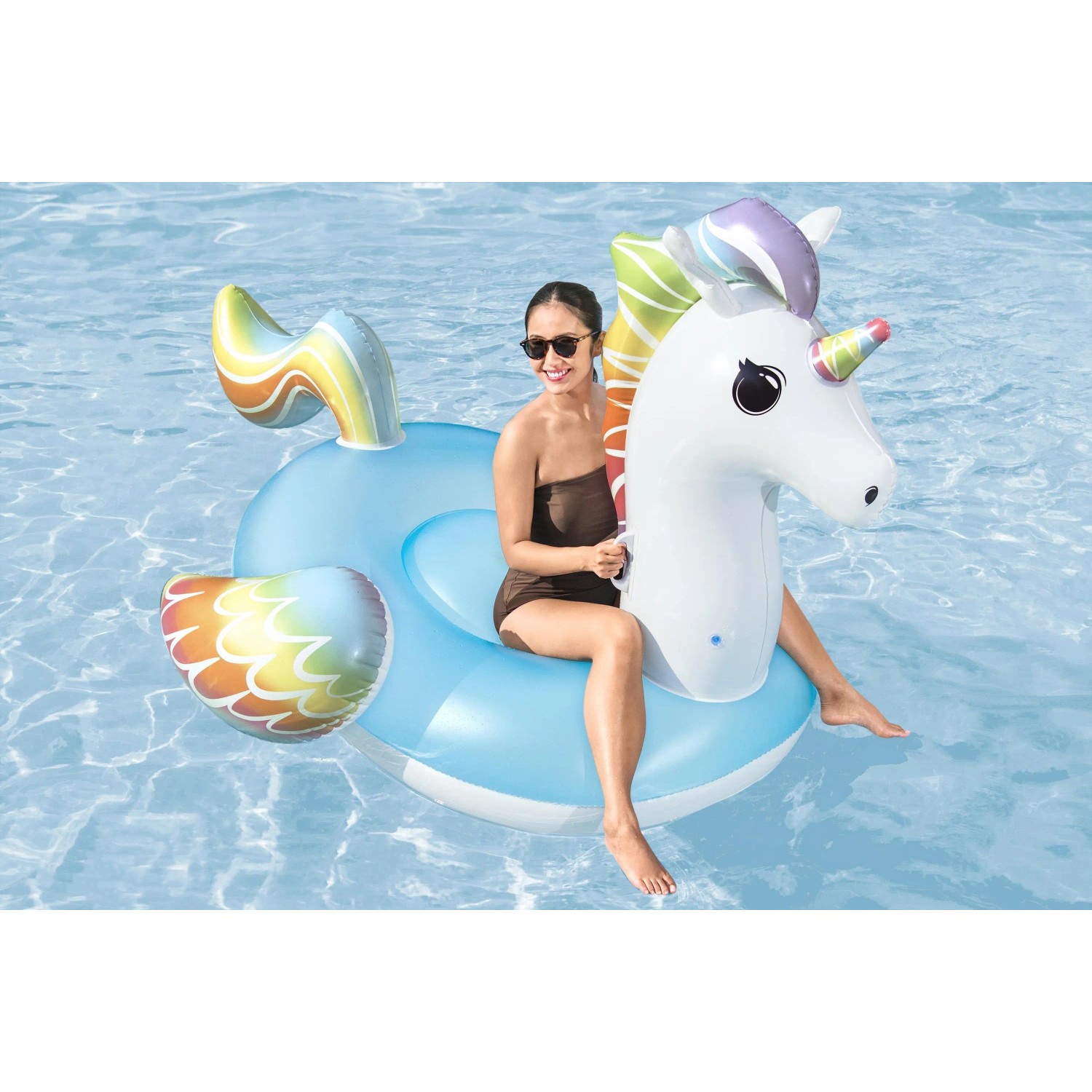 Bestway Schwimmtier Einhorn 224x164 cm mit Frau im Wasser.