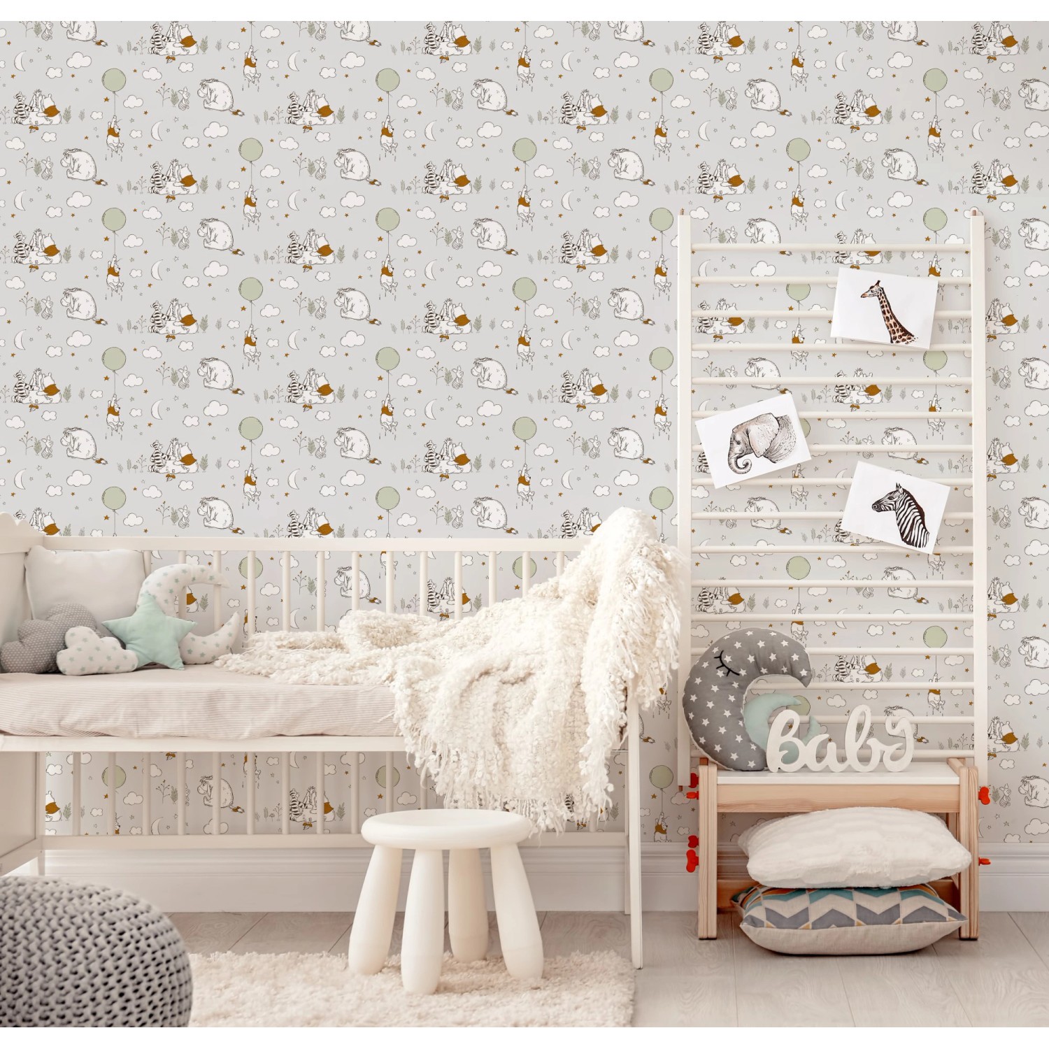 Kinderzimmer mit grauer Winnie Pooh Papiertapete mit Figuren und Ballons.