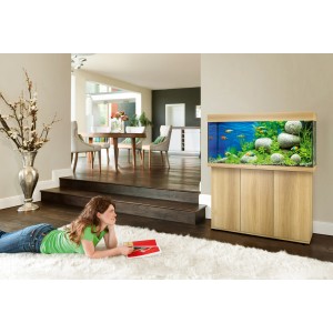 Juwel Aquarium-Set Rio LED, helles Holz, 180 l, mit Fischen und Pflanzen im Wohnraum.