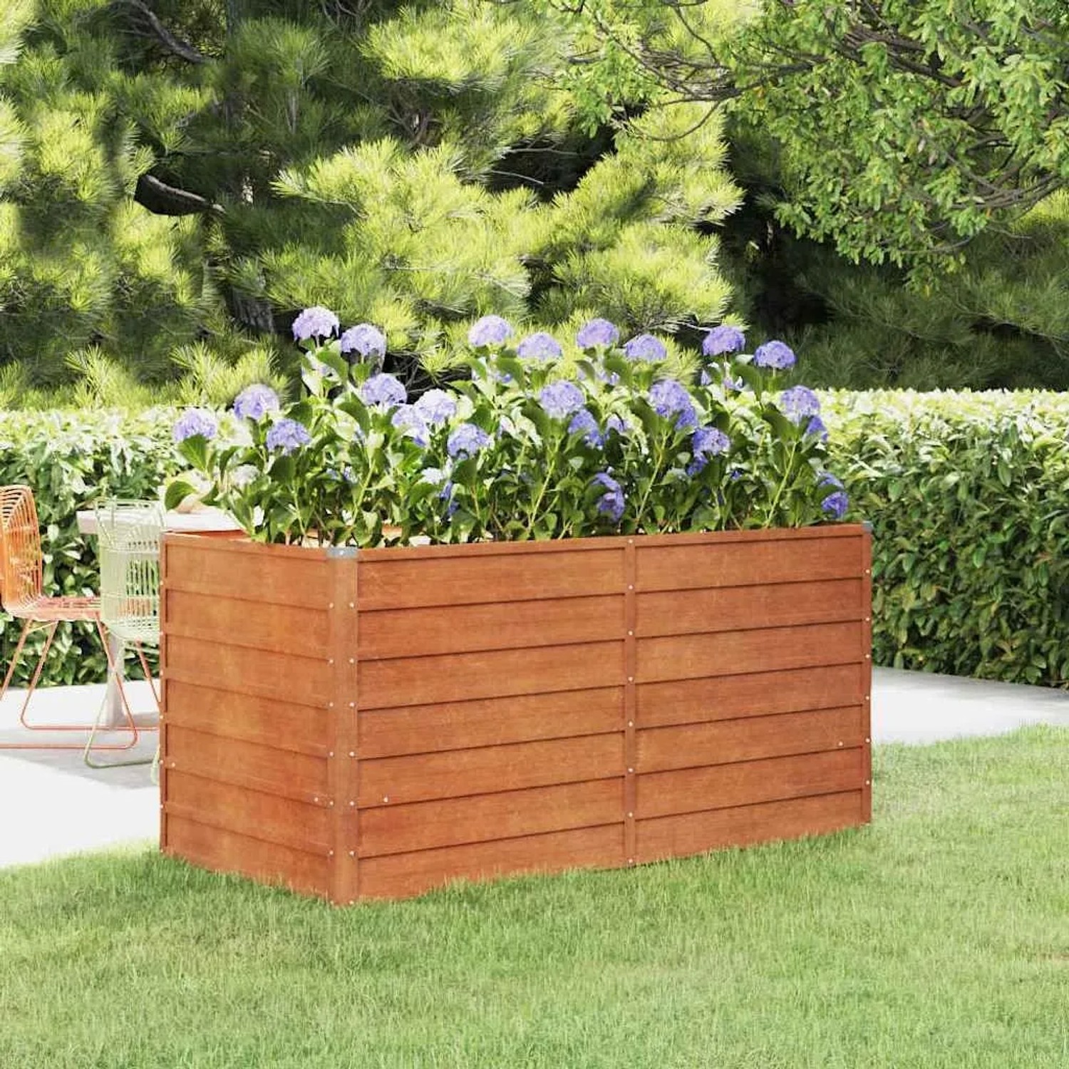 DELUKE Hochbeet aus Cortenstahl, 160x80x77cm, mit lila Blumen im Garten.
