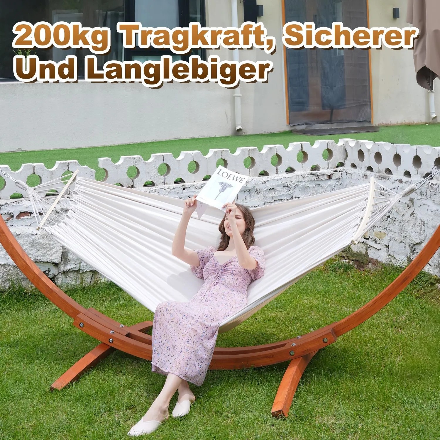 Beige HOMAVO Hängematte mit Holzgestell, Maße 320x120x120 cm. Frau liest entspannt in der Hängematte.