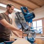 Bosch Professional GCM 305-254 Kapp- und Gehrungssäge im Einsatz beim Holzzuschnitt.