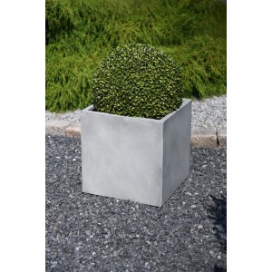 Grauer Vivanno Pflanzkübel Block in Betonoptik, 45x45x45 cm, mit Bepflanzung im Garten.