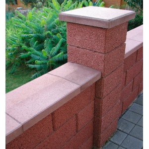 Braune Gartenmauer mit Pfeilerabdeckplatte aus Beton, passend zum Mauersystem.