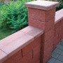 Braune Gartenmauer mit Pfeilerabdeckplatte aus Beton, passend zum Mauersystem.