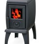 Gusskaminofen Trenk mit Herdplatte, 8,9 kW, schwarzer Kaminofen mit Feuer.