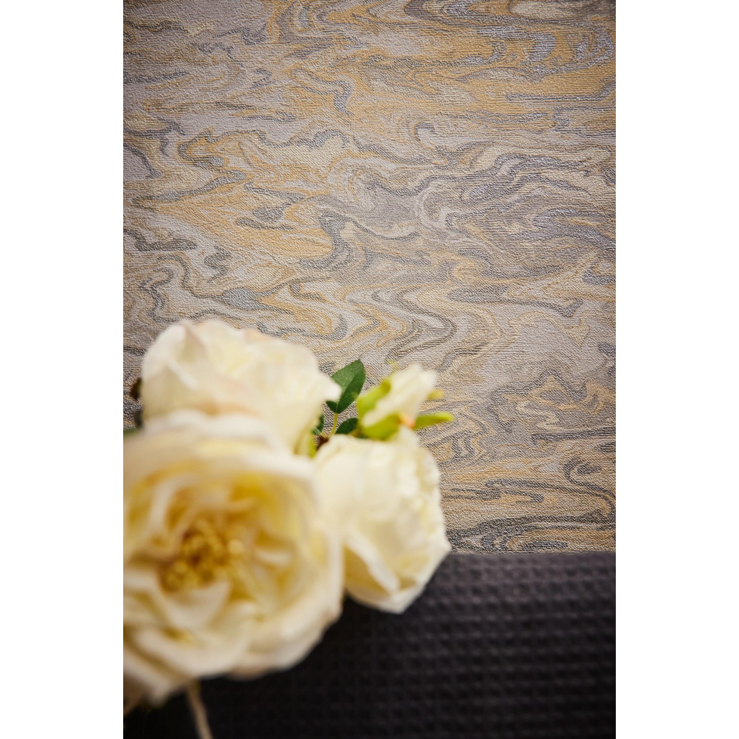 Vliestapete abstrakt hellorange/beige mit leichtem Glanz und Struktur.