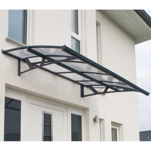 Graues Palram Canopia Vordach Amsterdam 1.4 x 2.2 m über einer Haustür.