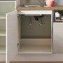 Detailansicht: pino Küchenzeile 250 cm in Kaschmirgrau mit geöffnetem Spülenschrank.