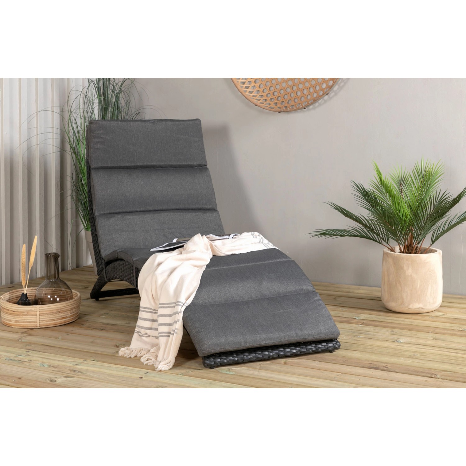 Schwarze ebuy24 Archie Sonnenliege für den Garten mit Auflage und Handtuch.