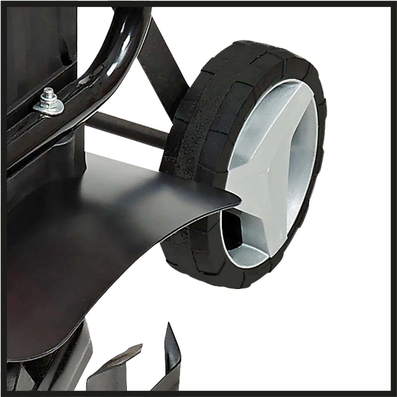 Detailaufnahme: Rad der Einhell Elektro-Bodenhacke GC-RT 1440 M, schwarz/silber.