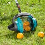 GARDENA Combisystem Rollsammler zum Aufsammeln von Äpfeln und Obst auf einer Wiese.