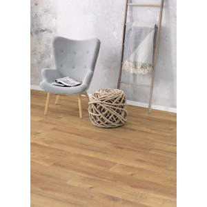 Egger Laminat 6 mm Braun im Raum verlegt, mit Stuhl und Deko. Robustes Laminat für Wohnräume.