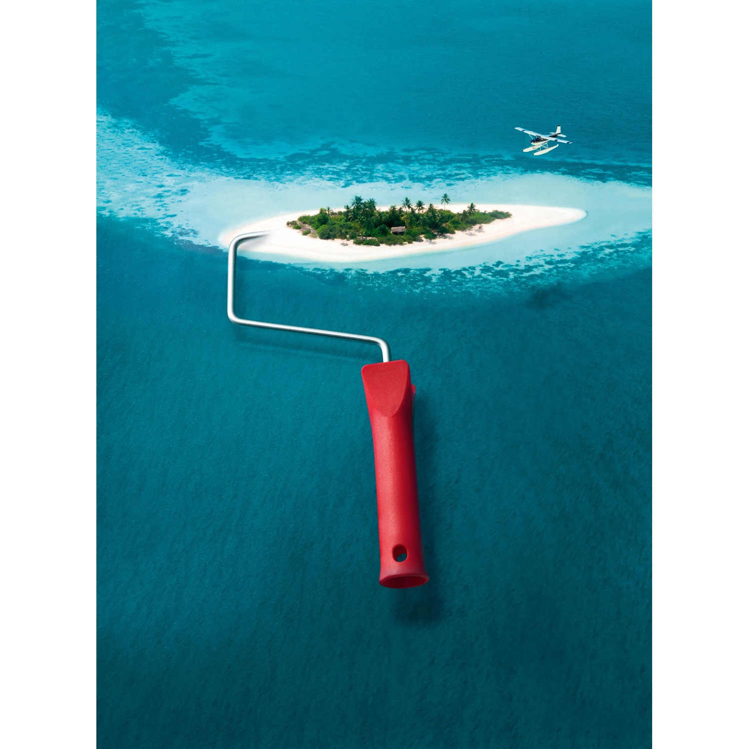 Schöner Wohnen Trendfarbe Lagune Farbtester: Rolle vor tropischer Insel im türkisblauen Meer.