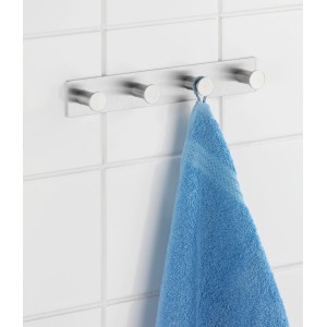 Wenko Hakenleiste Celano Quadro mit 4 Haken aus Edelstahl rostfrei, Handtuch hängt.