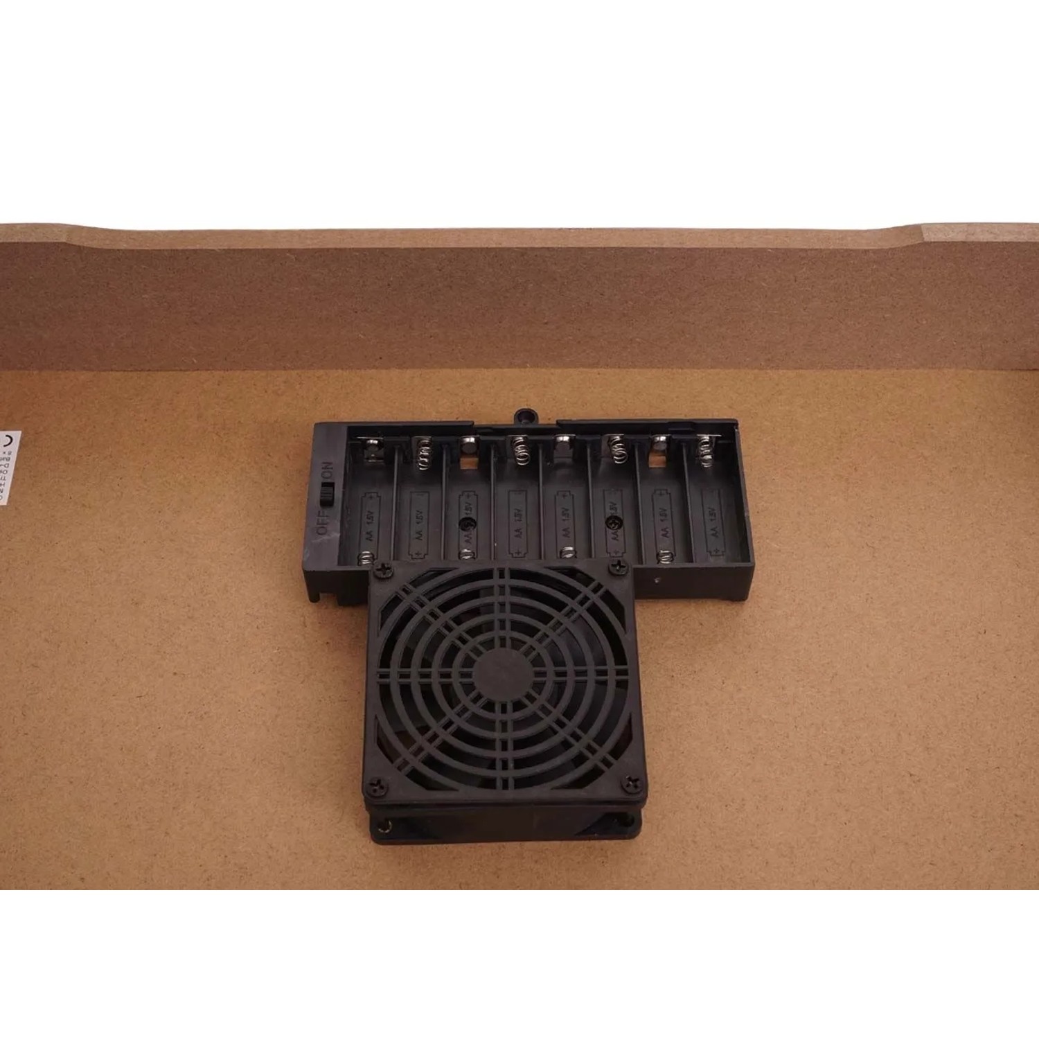 Unterseite des MCW Mini Air Hockey Tisches aus Holz. Schwarzes Batteriefach für 8 AA-Batterien und Gebläse.