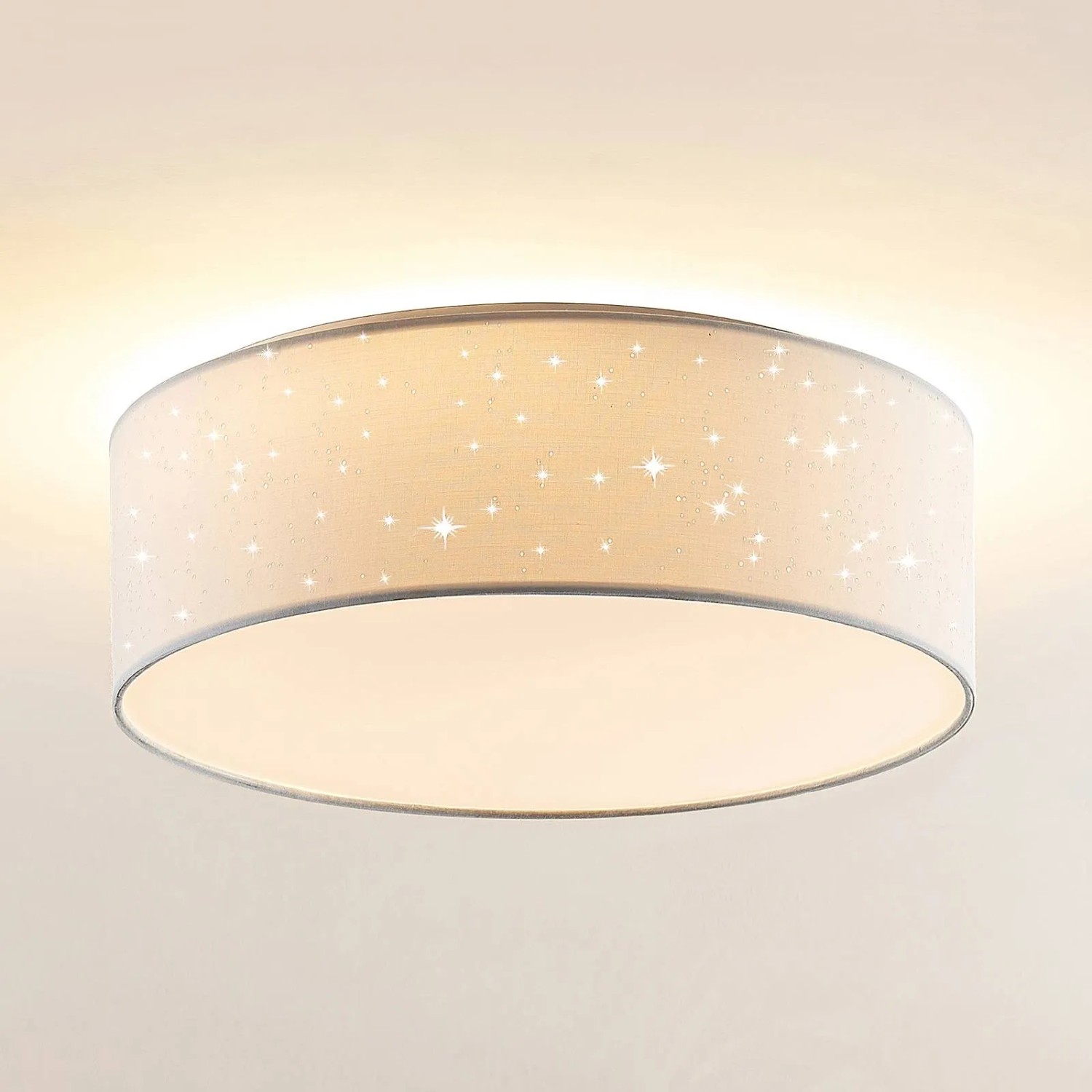 Weiße Lindby LED Deckenleuchte Ellamina mit Sternenmuster, Textil, für Wohnzimmer.