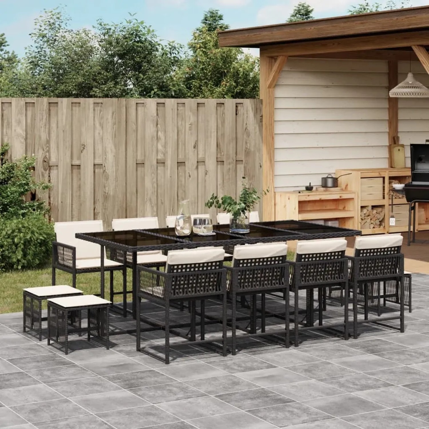 Schwarze 13-tlg. vidaXL Garten-Essgruppe aus Rattan mit Kissen auf Terrasse.