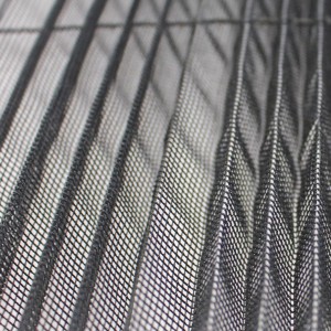 Detailaufnahme: Anthrazitfarbenes Windhager Insect-Stop Plus Plissee Tür-Gewebe.