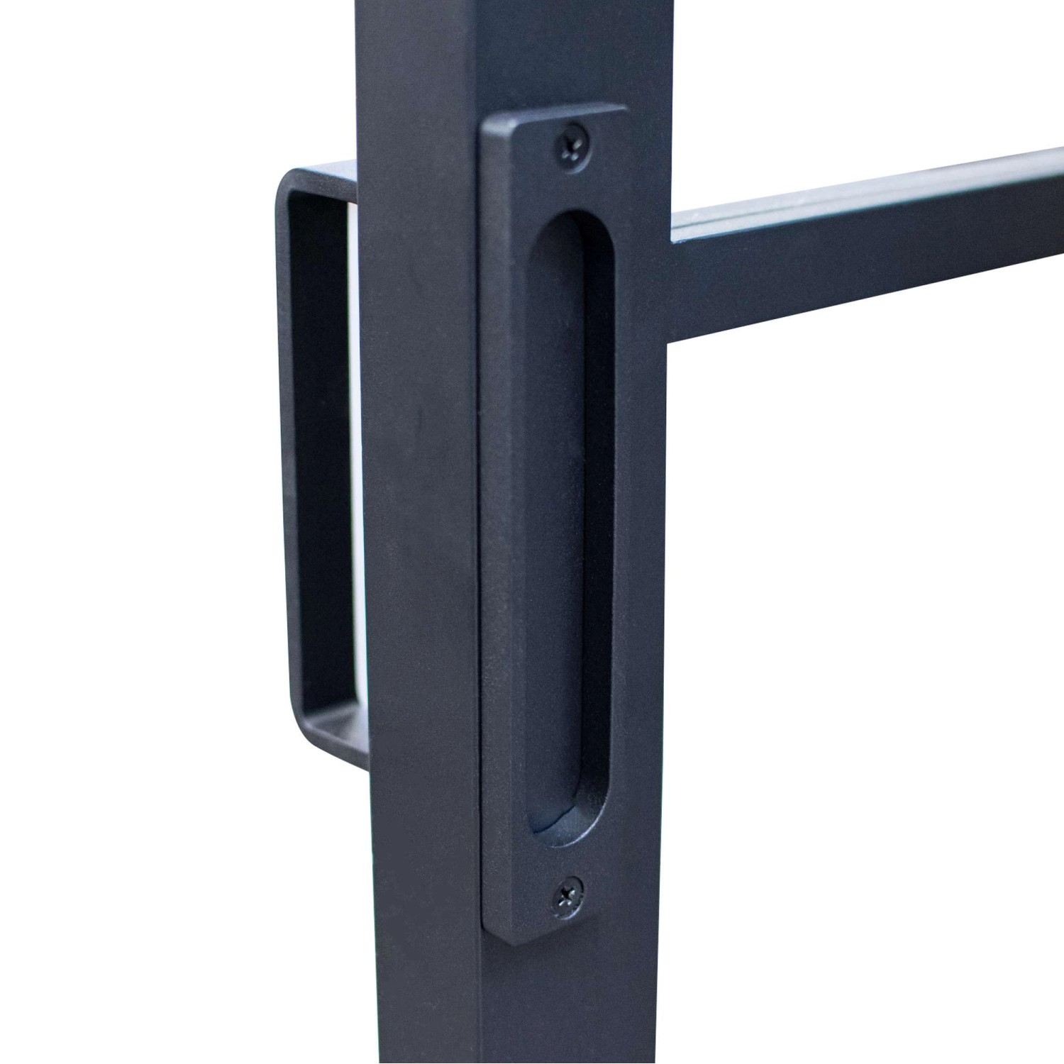 Detailaufnahme: Schwarze inova Loft Glasschiebetür mit Griff und eingelassener Griffmulde.