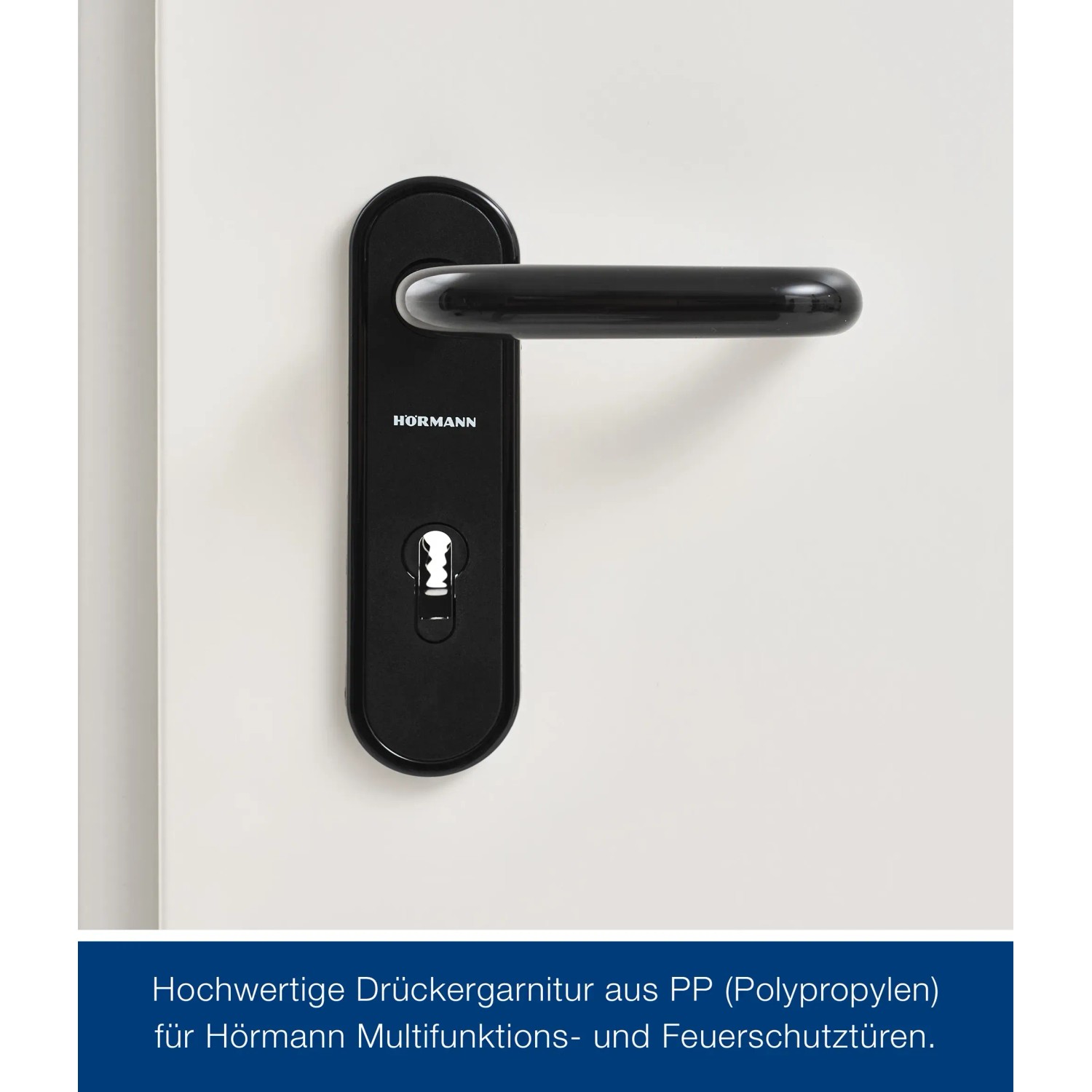 Schwarze Drückergarnitur von Hörmann für Feuerschutztüren, Detailansicht.