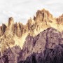 Komar Vlies Fototapete Peaks Color, Berglandschaft in warmen Farben, 400x250 cm.