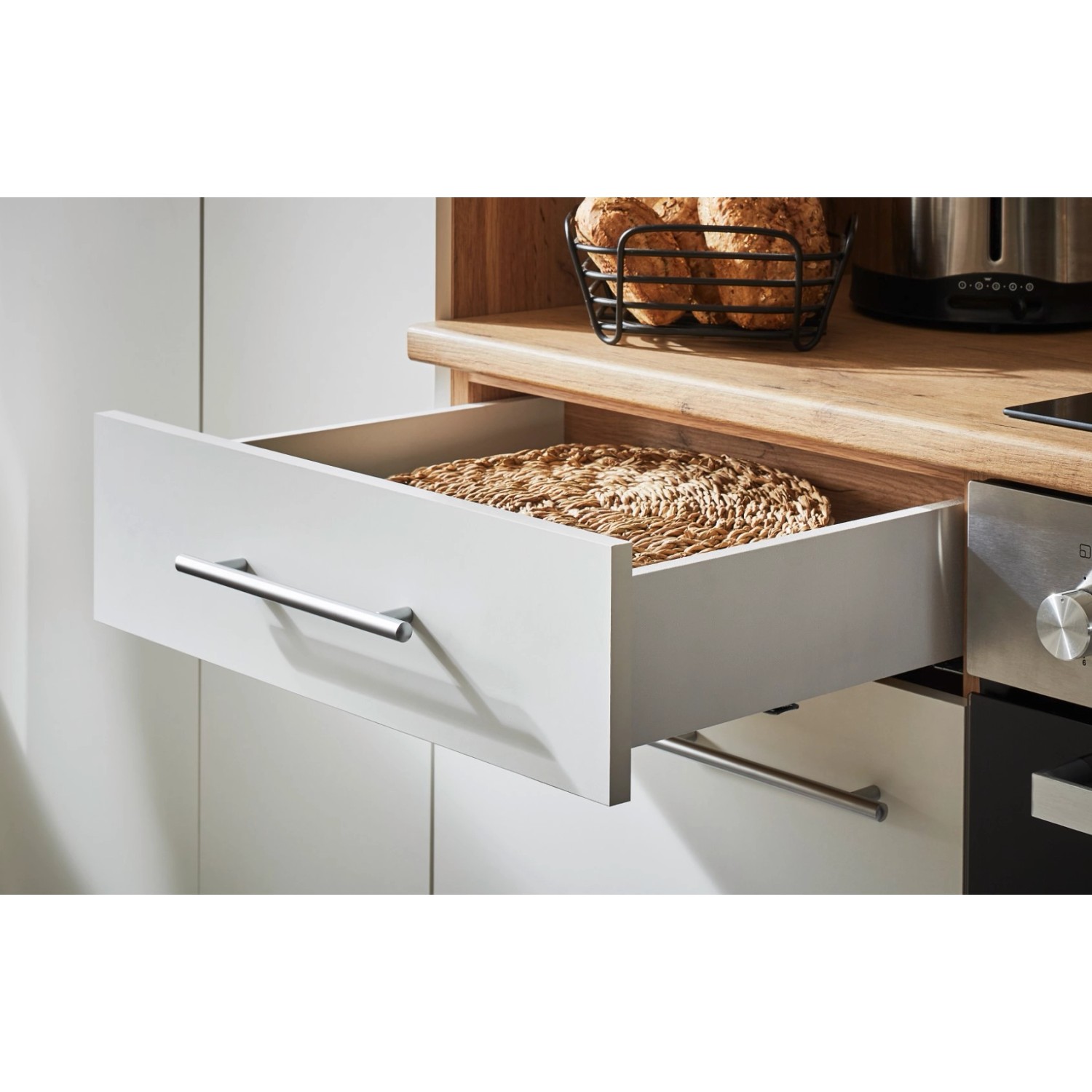 Auszug einer weißen Respekta Inselküche Hilde (280 cm) mit Arbeitsplatte in Holzoptik.