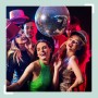 Fröhliche Menschen tanzen unter einer silbernen Discokugel mit bunten Lichtreflexionen auf einer Party.