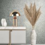 Marburg Vliestapete Habitat, grafisch grau-beige, an der Wand hinter Kommode mit Deko.
