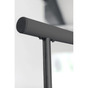 Detailaufnahme: Anthrazitfarbener Handlauf der Minka Außentreppe Spino Zink.