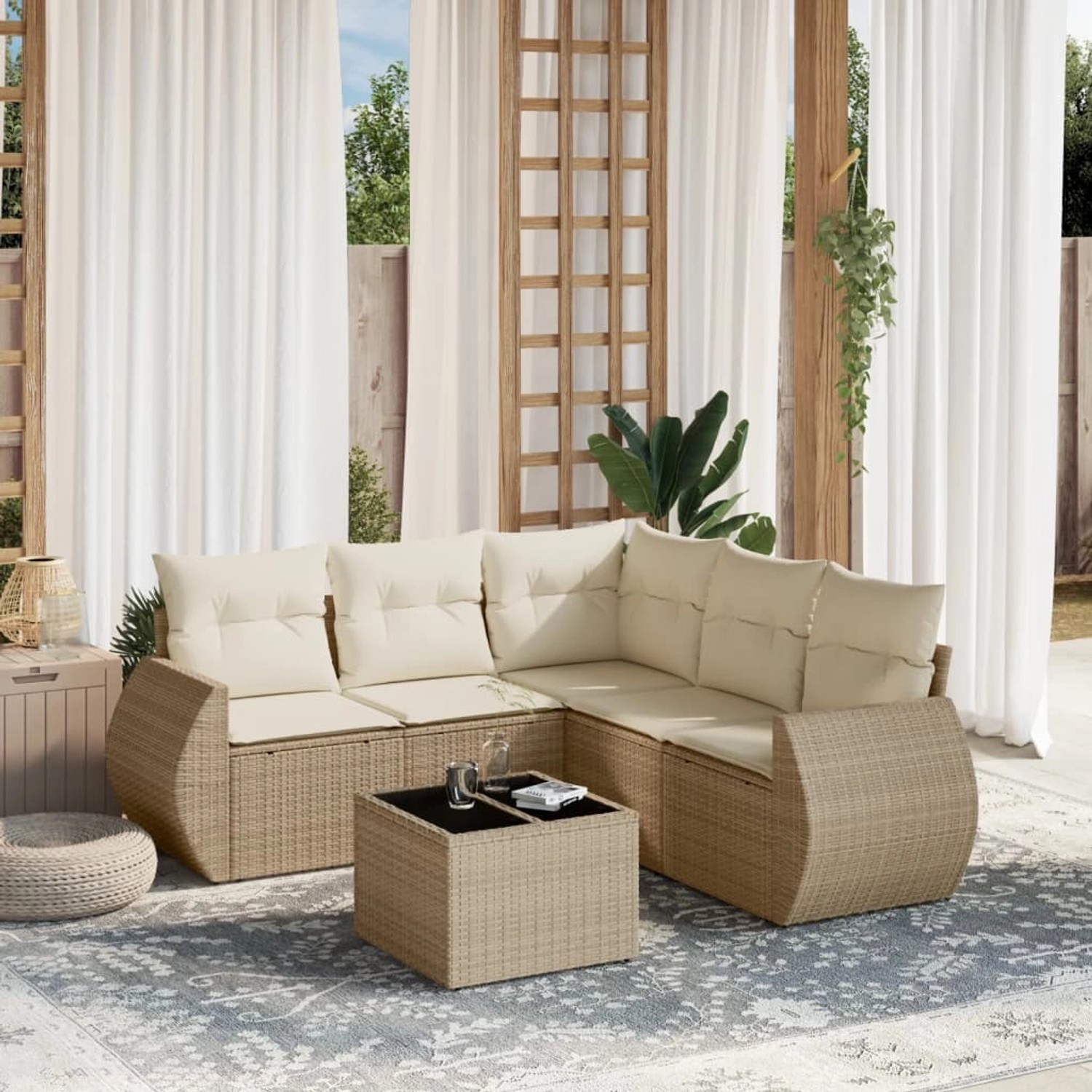 Beige 6-teilige Garten-Sofagarnitur aus Rattan mit cremefarbenen Kissen und Tisch.