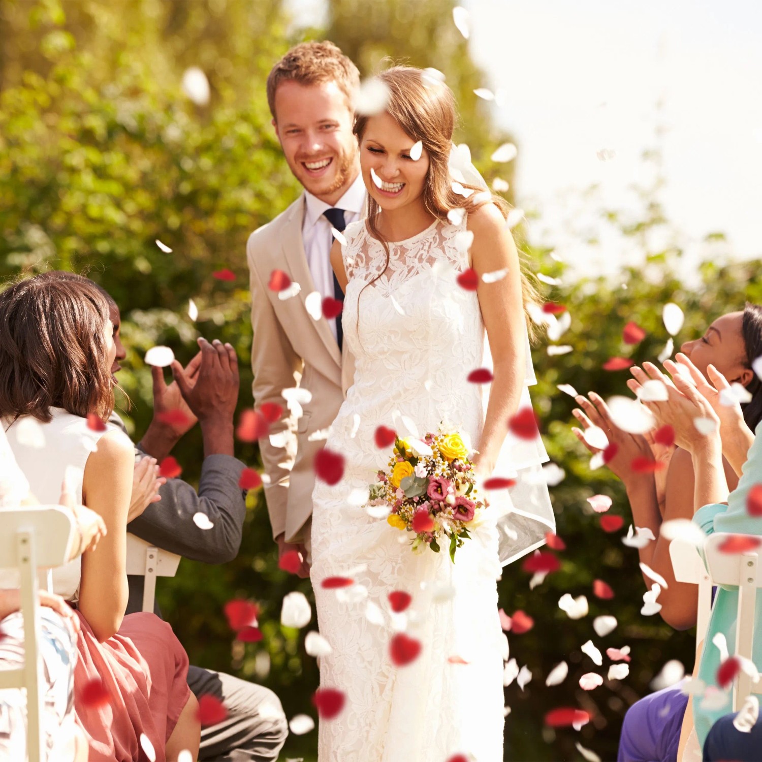 Glückliches Brautpaar unter fallendem Herzkonfetti. Konfettikanone für Hochzeit, Geburtstag & Party.
