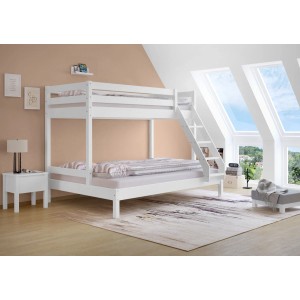 Weißes Doppel-Etagenbett aus Kiefernholz (90x200 & 140x200 cm) mit Leiter im Zimmer.