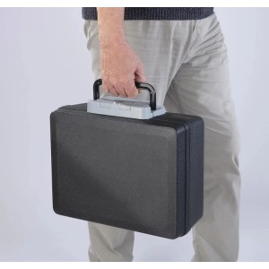 Schwarze Westfalia Dokumentenbox, feuerfester Tresor aus Kunststoff, getragen in der Hand.