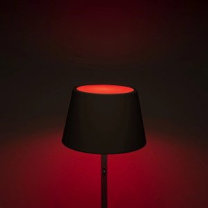 Schwarze Konstsmide Akku-Standleuchte Pomezia, 150cm hoch, mit rotem Lichtschein.