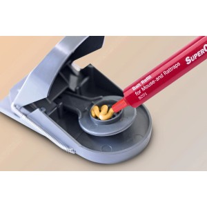 Swissinno Köderspritze SuperCat (2 Stk.) beim Befüllen einer Mausefalle.