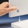 Detailaufnahme: Montage des OPTIFIT Apothekerschranks mit Exzenterverbinder.