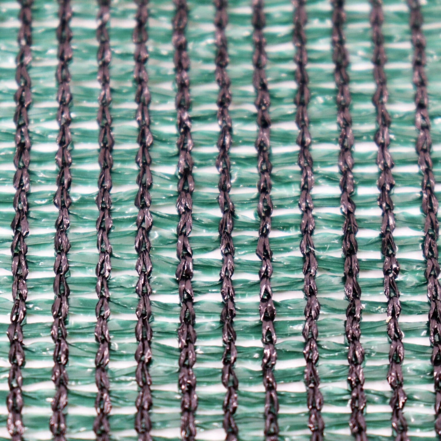 Detailaufnahme des grünen Aquagart Schattiernetzes (150g/m²) für Zaunblenden und Sichtschutz.