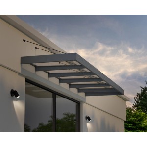 Palram Canopia Vordach Sophia XL, 5,7 m, schwarz-transparent, an Hauswand montiert.